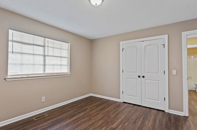 Building Photo - Now Available! - 4 Bedroom Home in East Brainerd!