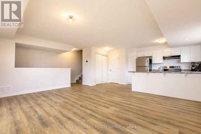 Building Photo - 287 Zenith Private