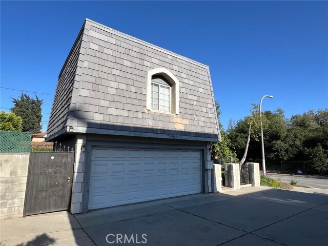 Building Photo - 2235 E Maple St