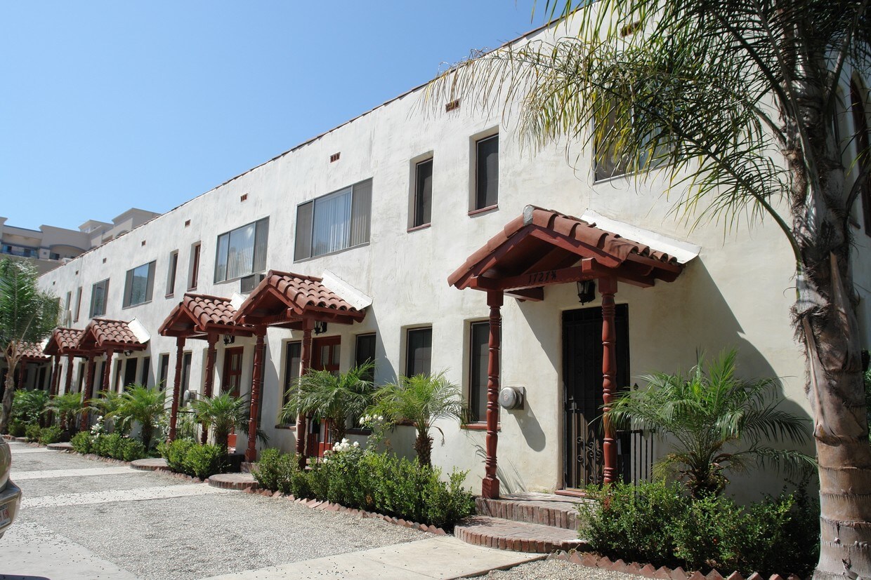 Foto del edificio - 1725 N Bronson Ave
