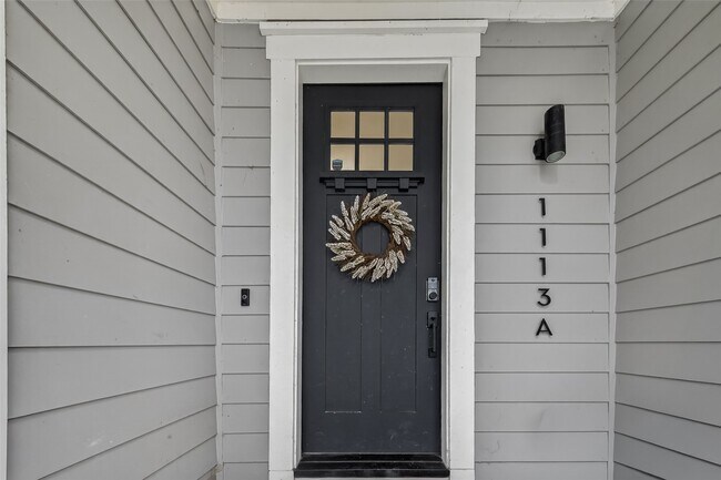 Foto del edificio - 1113 W 15th 1/2 St