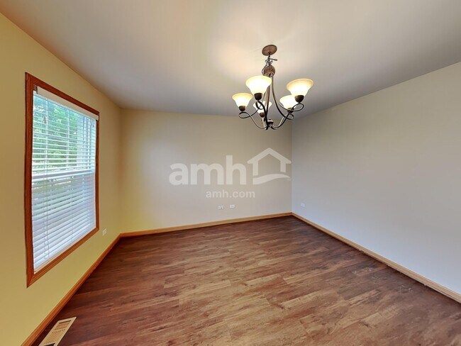 Building Photo - 1305 Bassett Dr