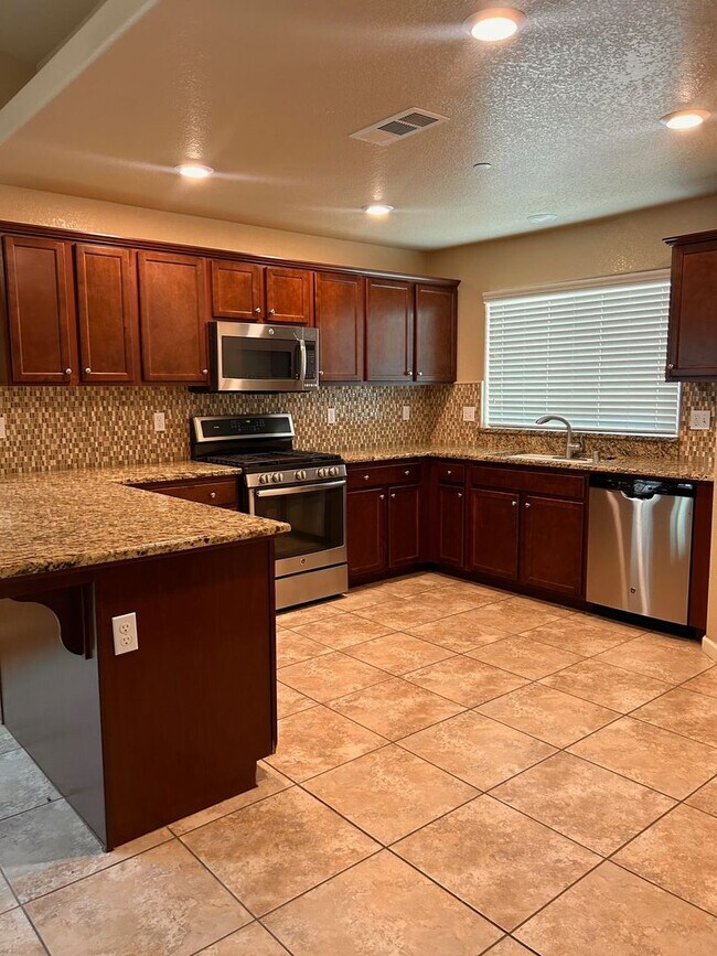 Foto del edificio - Beautiful home for rent in Tulare, CA!