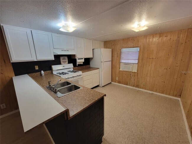 Building Photo - 8957 Lake Dr