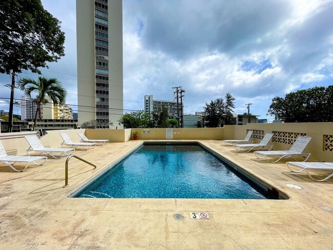 Building Photo - Centrally Located 2/1 with Parking!