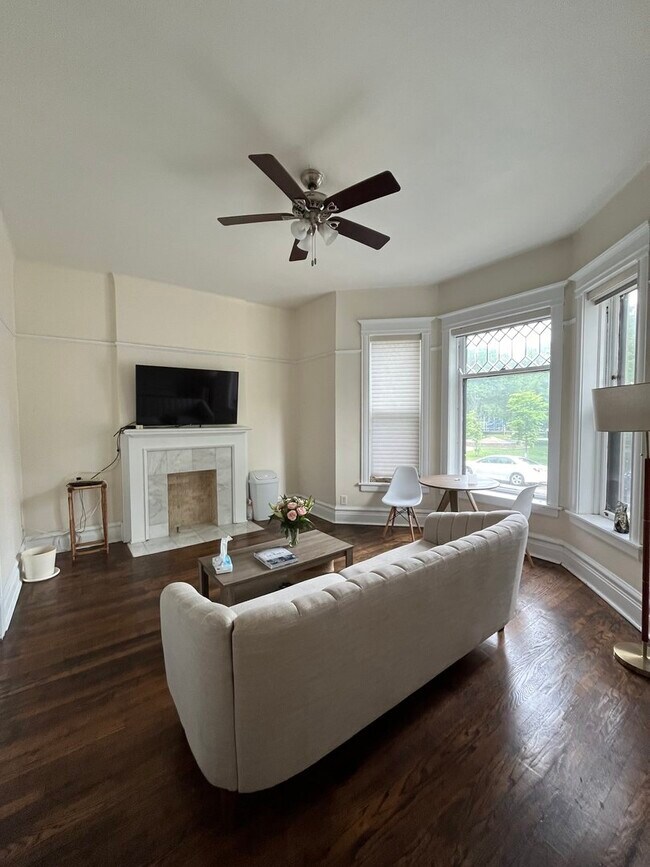 Foto del edificio - 1359 E 57th St