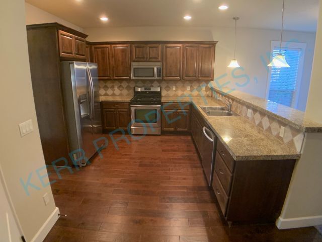 Foto del edificio - 4 Bd / 2.5 Bth - Gas Fireplace - Central A...