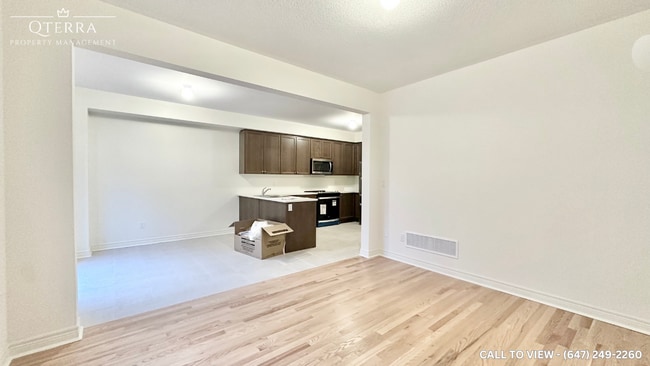 Building Photo - 1-643 Fleetwood Dr