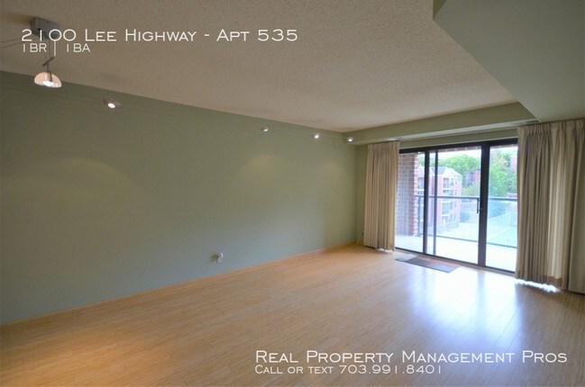 Building Photo - Top Floor Condo- Walk to Metro!