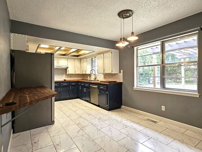 Building Photo - Welcome to this updated 3 bedroom, 2 bathr...