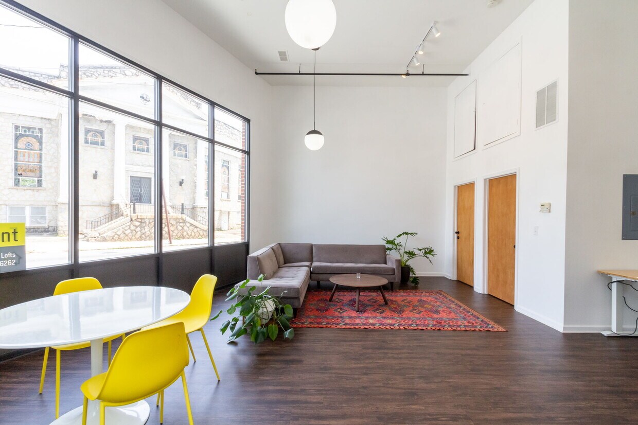 Oficina de arrendamiento - Westview Lofts