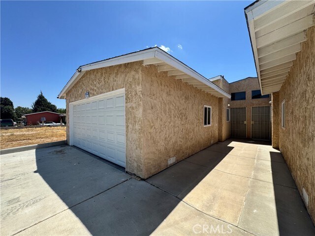 Foto del edificio - 16209 Juniper St