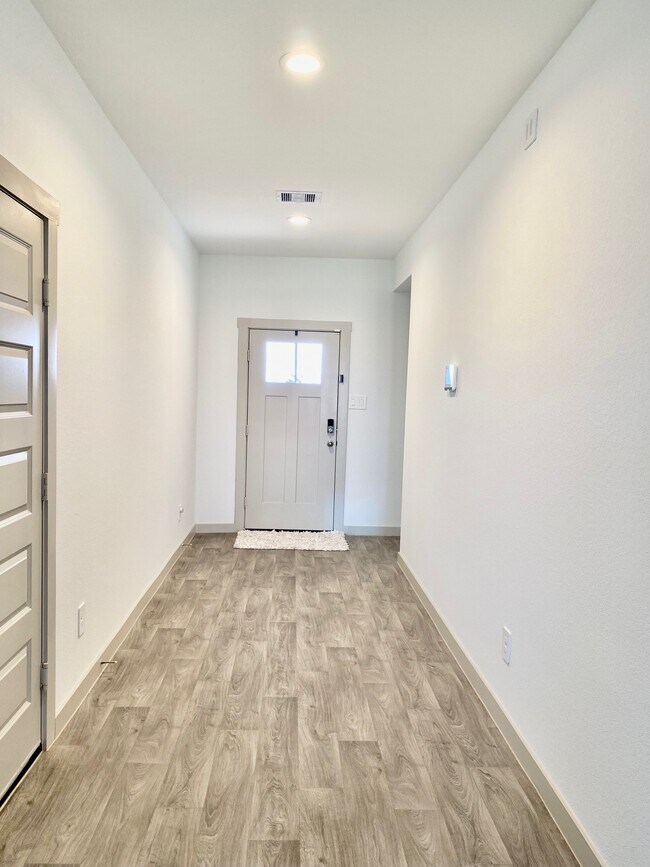 Foto del edificio - 7023 Sunbreeze Ln