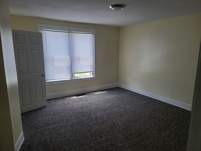 Building Photo - Spacious rental