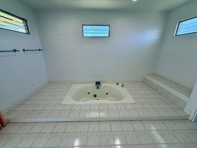 Foto del edificio - Newly Renovated 5BR/2BA Home – Move-In Ready in Pearl City