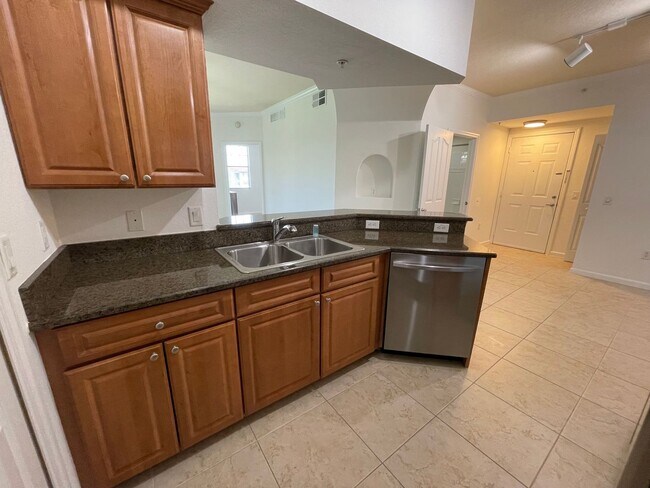 Foto del edificio - ANNUAL RENTAL - POSITANO PLACE-1 BED/1 BATH WITH LAKE VIEW AND NEW APPLIANCES!