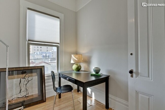 Closet - 1135 Shotwell St