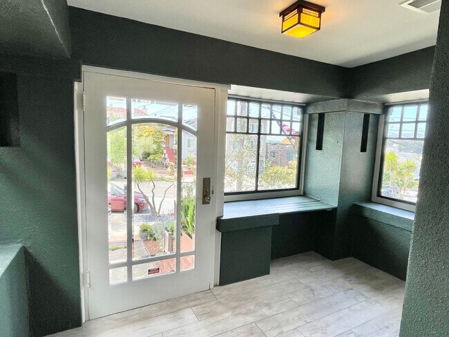 Building Photo - Beautiful Craftsman 5BR/4BA Sunset Home! P...