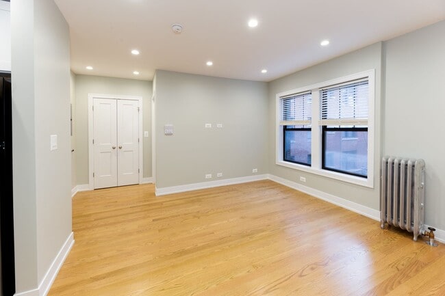 Building Photo - 538 W Cornelia Ave