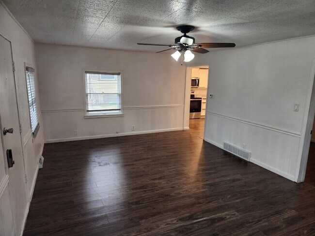 Building Photo - 1507 Estella St