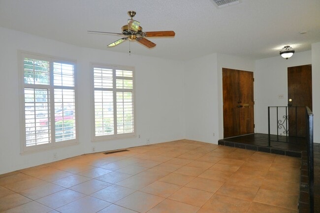 Building Photo - 5941 S Land Park Dr