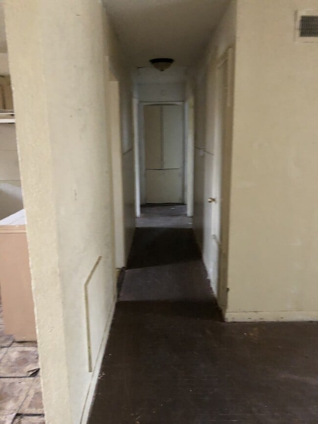 Building Photo - 4 bedroom