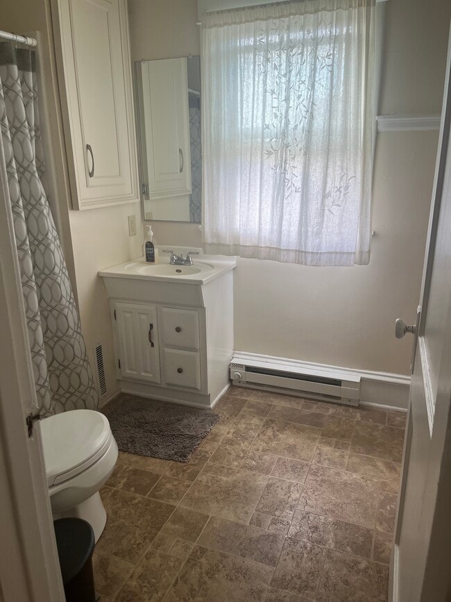 Bathroom with shower - 606 N Lawe St