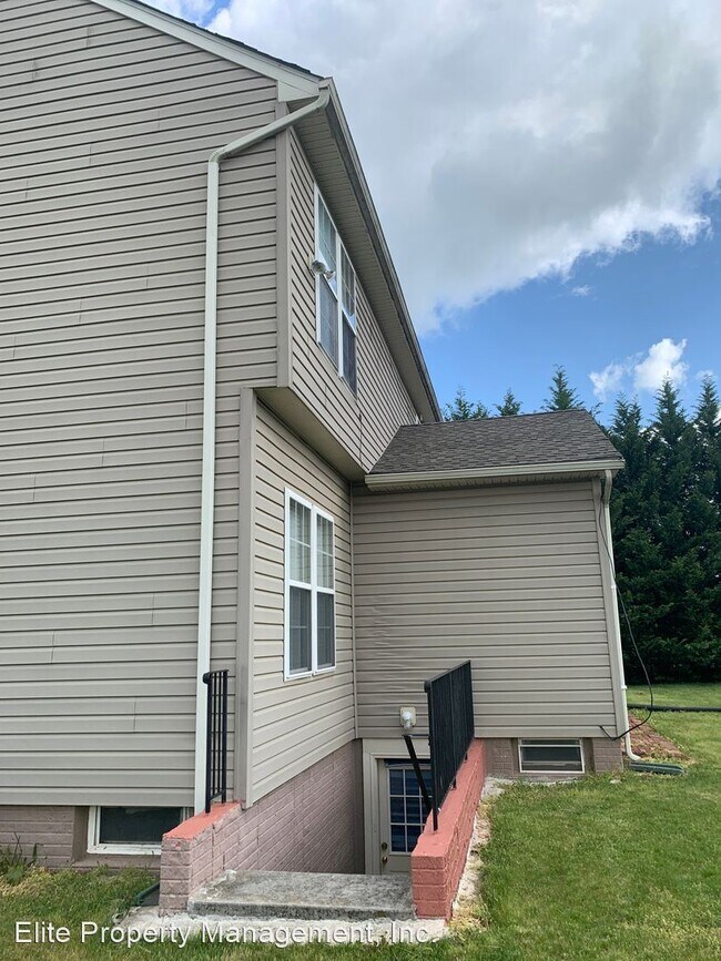 Building Photo - 4 br, 2.5 bath House - 1388 Winterberry Ct.