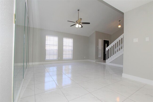 Foto del edificio - 4611 Silver Fox Dr