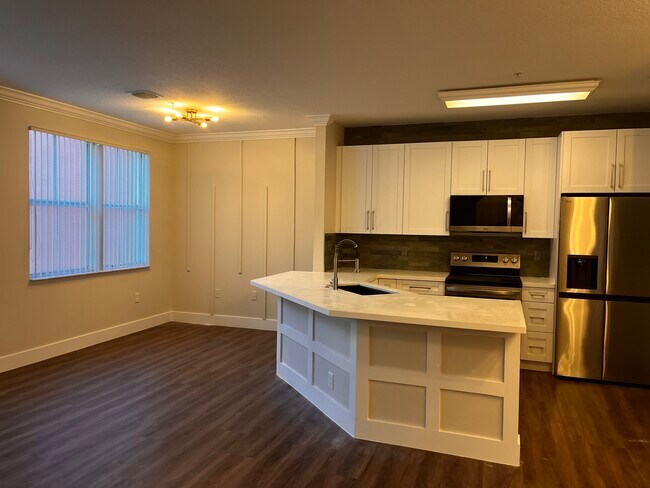 Cocina y sala de estar modernas y lujosas - 4602 SW 160th Ave