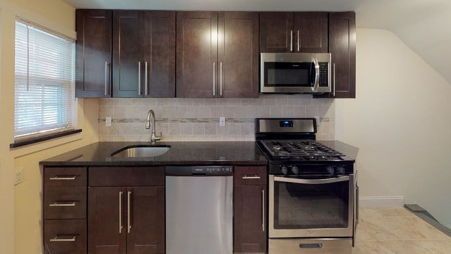 Building Photo - Commonwealth Townhomes