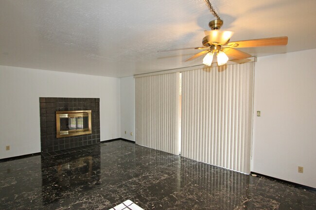 Large Family Room - 4660 Flamingo Park Ct
