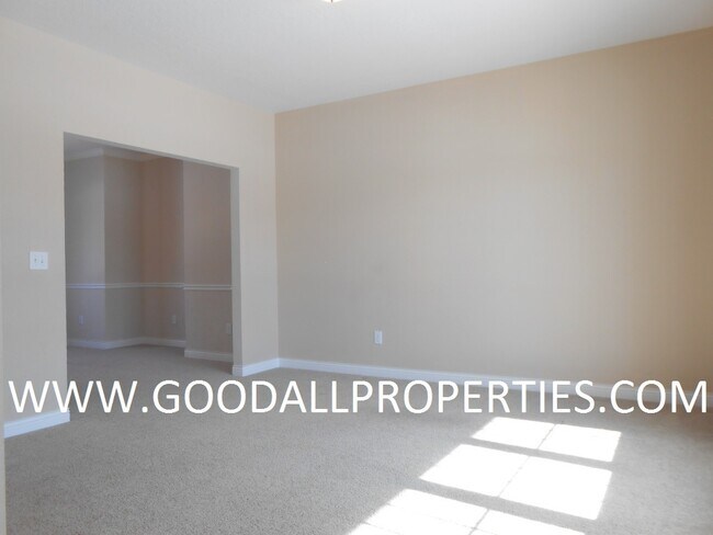 Foto del edificio - 4BR Urbandale Home with a 3-Car Garage, Deck & Fireplace