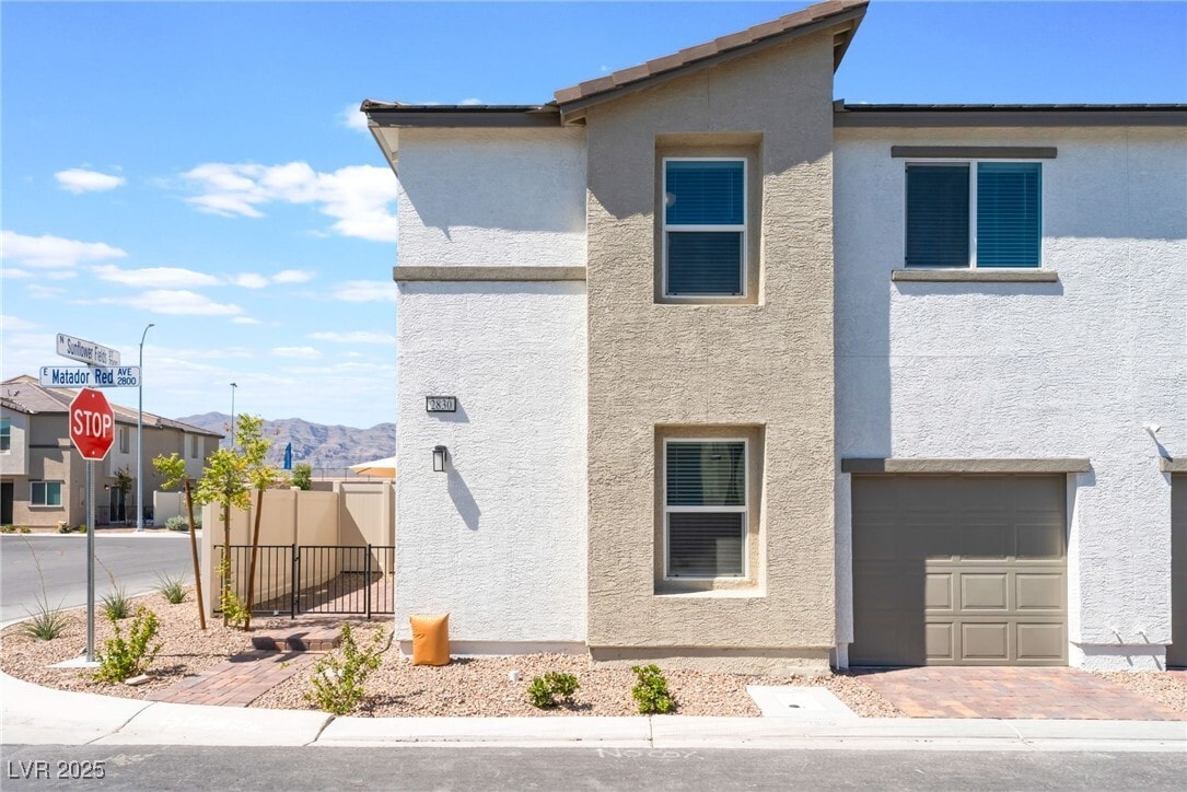 Primary Photo - 2830 Matador Red Ave