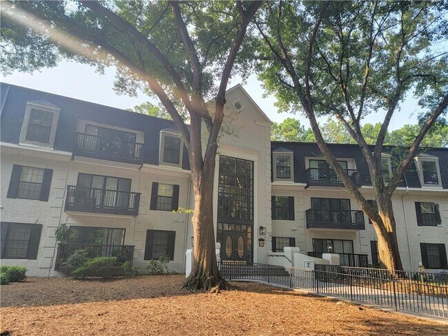 Building Photo - 2106 Pine Heights Dr NE