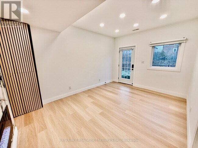 Photo du bâtiment - 3186 Hines Dr