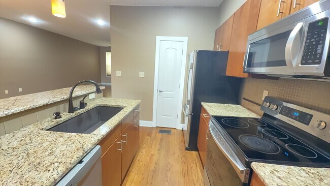 Foto del edificio - Check out this amazing Downtown Condo!!