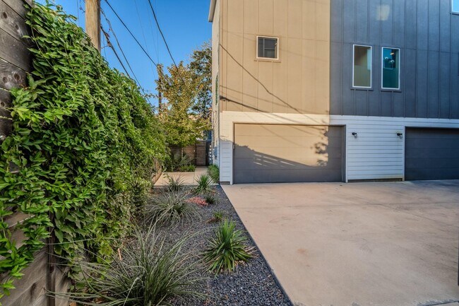 Foto del edificio - Stunning Modern Townhomes Newer Construction :: Henderson & Greenville Ave area
