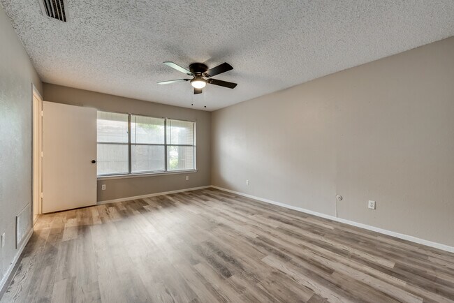 Foto del edificio - 351 Towne House Ln