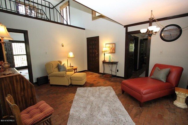 Foto del edificio - 130 Pine Lake Rd