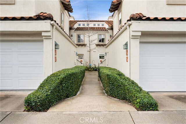 Building Photo - 33 Brisa Del Lago