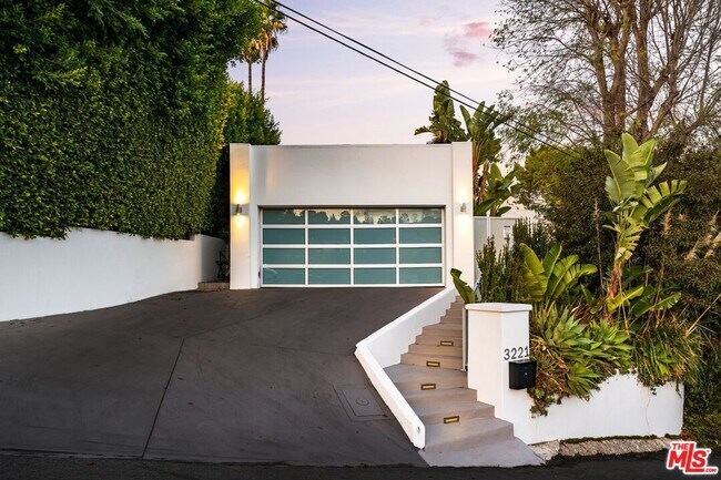 Building Photo - 3221 Bonnie Hill Dr