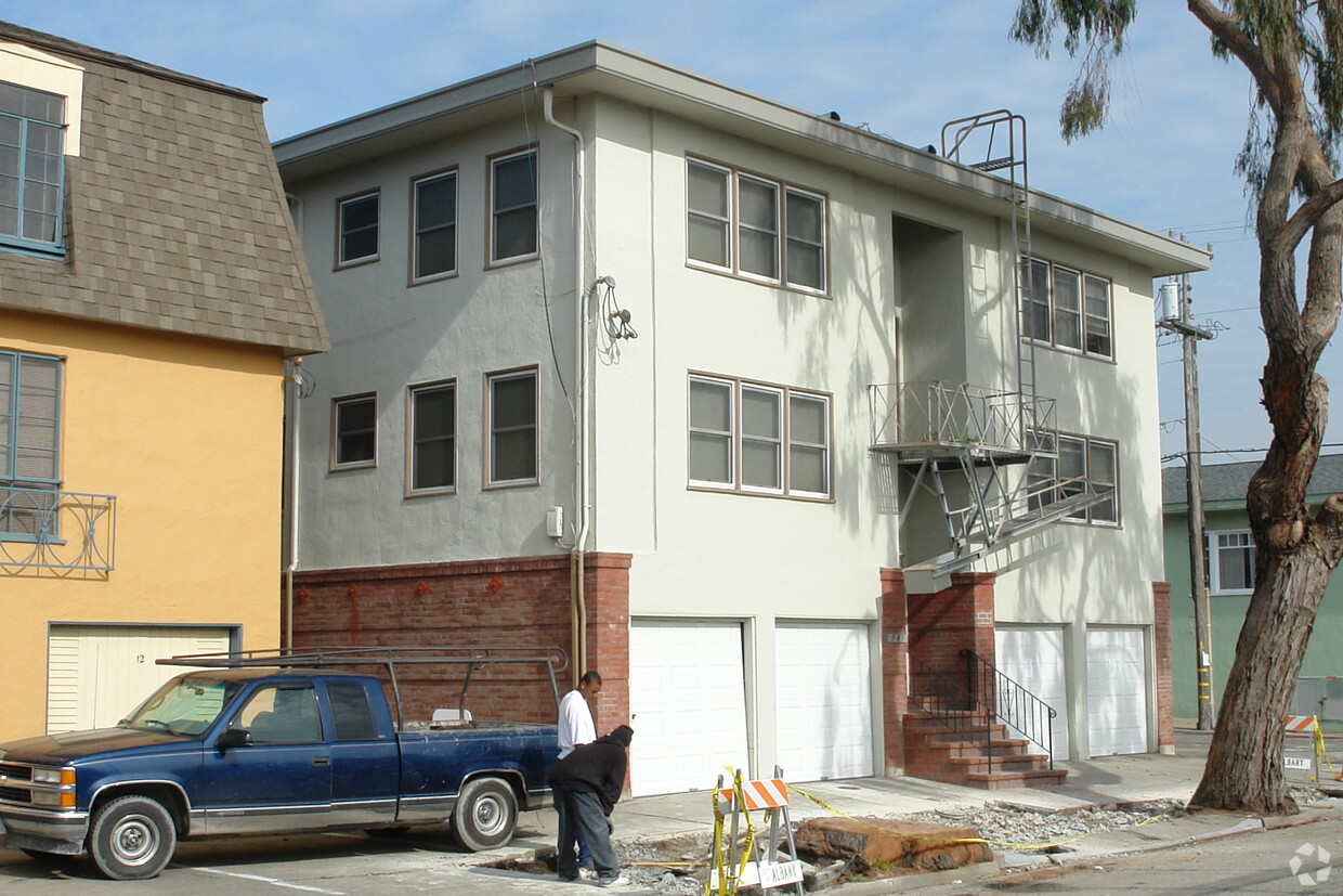 Building Photo - 943 Solano Ave