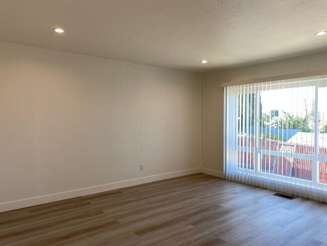 Building Photo - 17936-17938 Redwood Rd