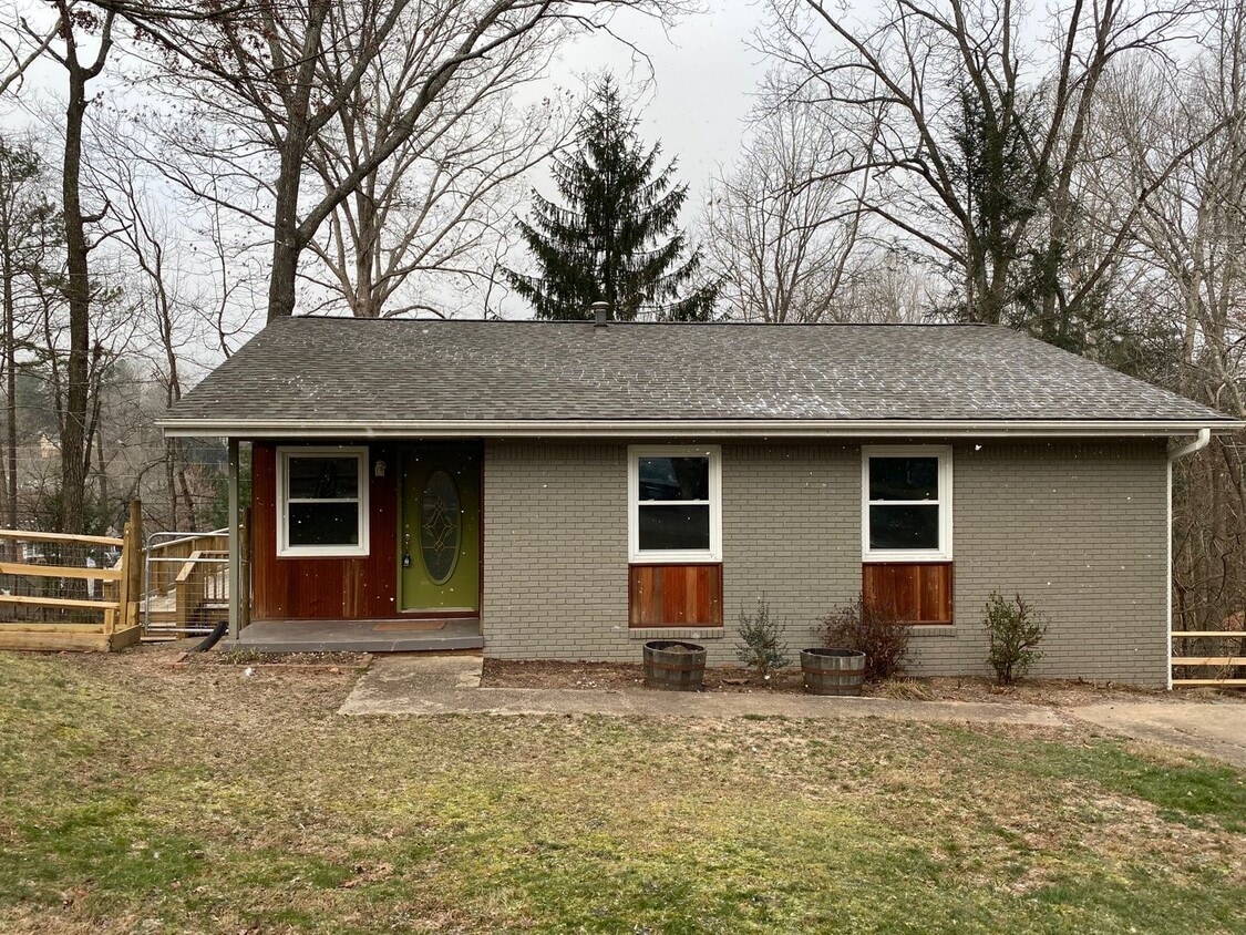 Primary Photo - Conveniently located 4 bedroom, 2 bathroom...