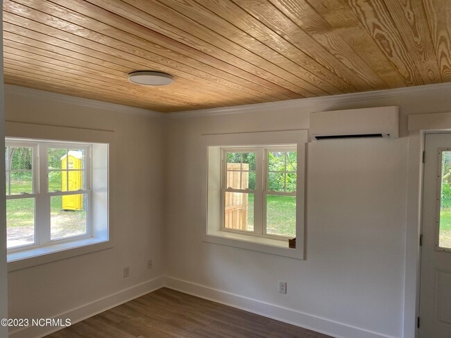 Building Photo - 206 Cedar St