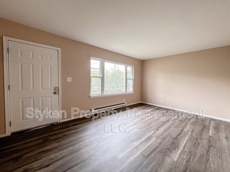 Primary Photo - 213 S Elm Ave