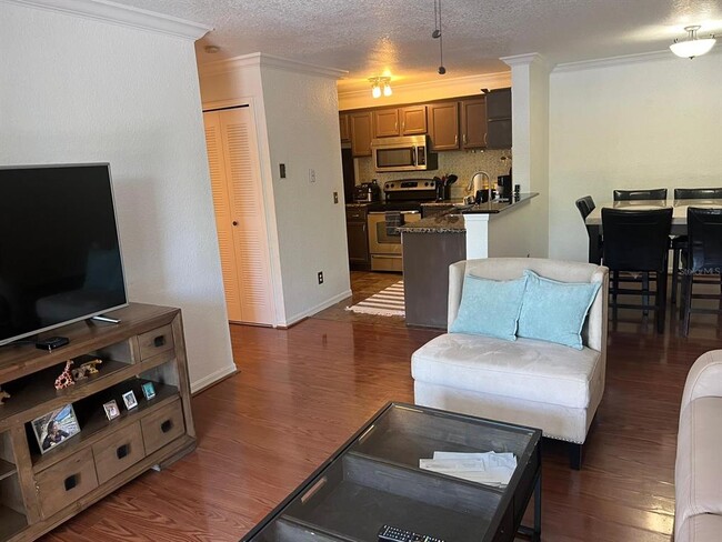 Foto del edificio - 8801 Latrec Ave