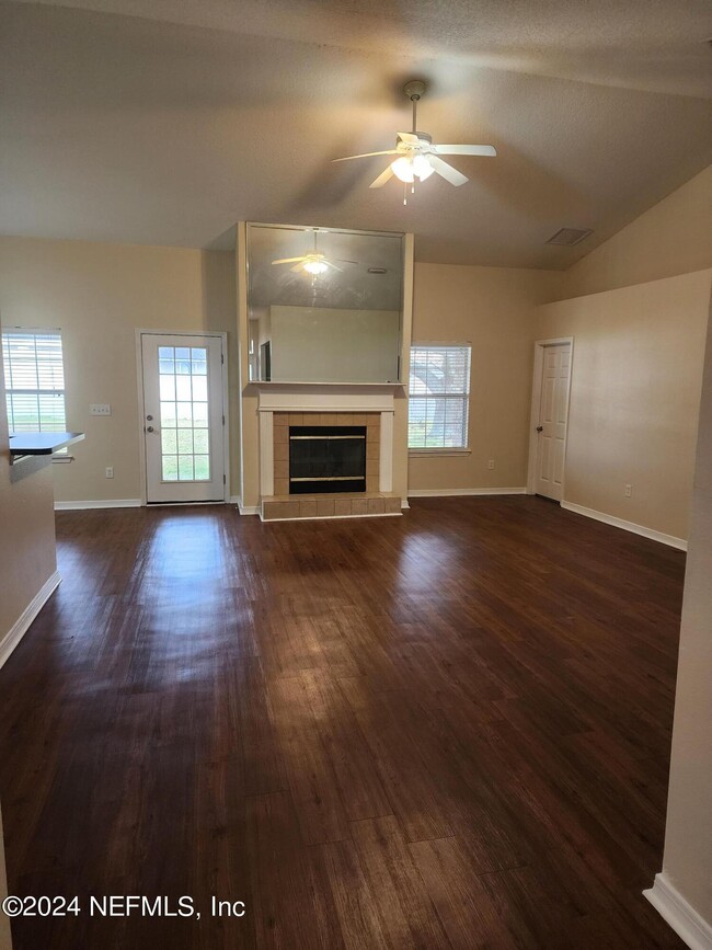Building Photo - 3253 Silverado Cir