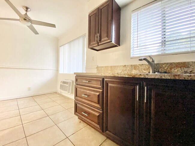 Foto del edificio - 10839 Morrison St North Hollywood, CA 91601